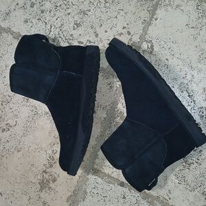 UGG Kristin Women’s Classic Slim Black Suede Boot Short Sheepskin Size 7